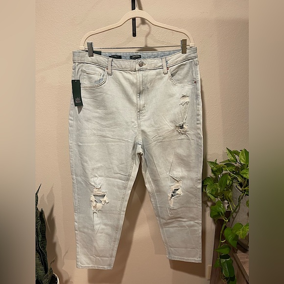 NWT Wild Fable Women’s Super High Rise Mom Light Wash Jeans - Picture 2 of 7